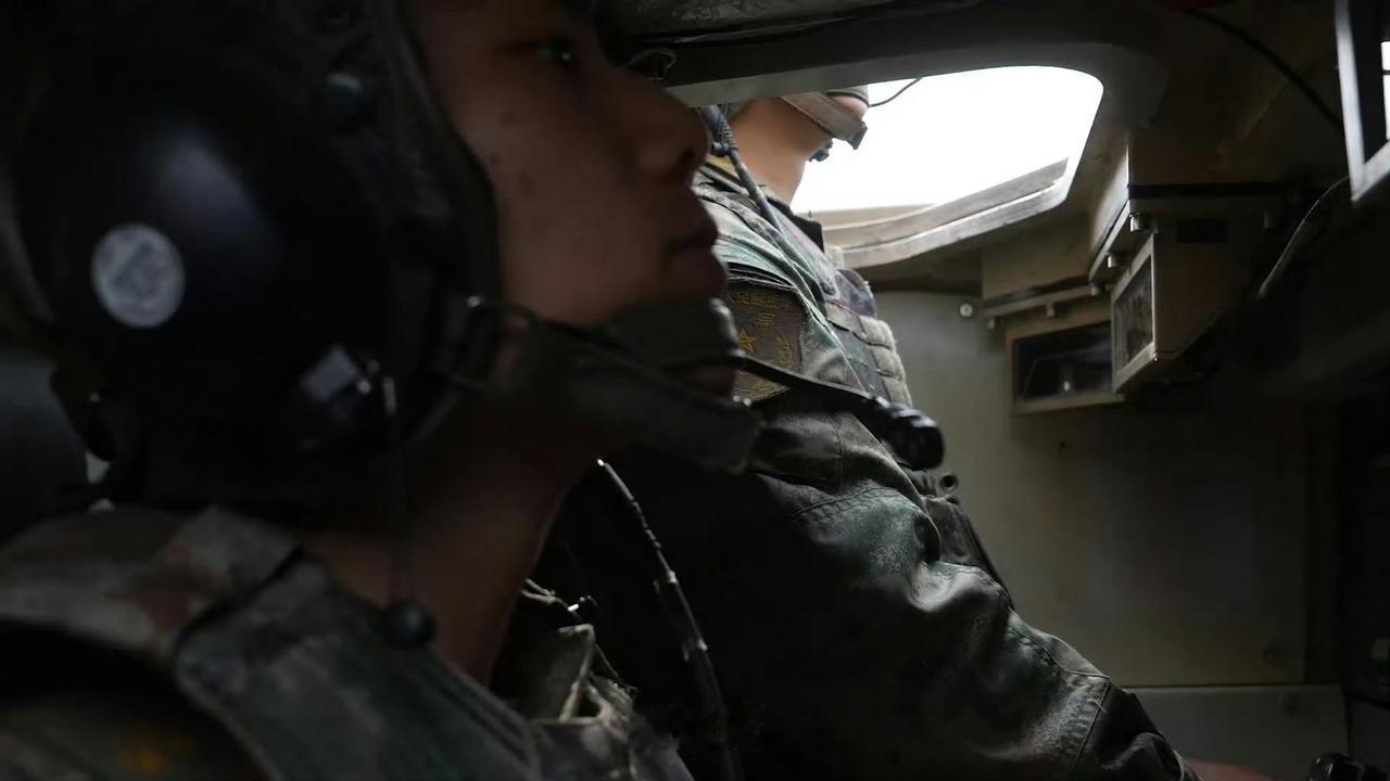 中国100式、俄罗斯T-14和美国M1E3坦克的乘员舱顶部装甲厚度对比 ​。
