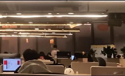 取消午休4点下班你会同意吗？
我想如果家里有娃，又没人照看娃的职场妈妈肯定举双手