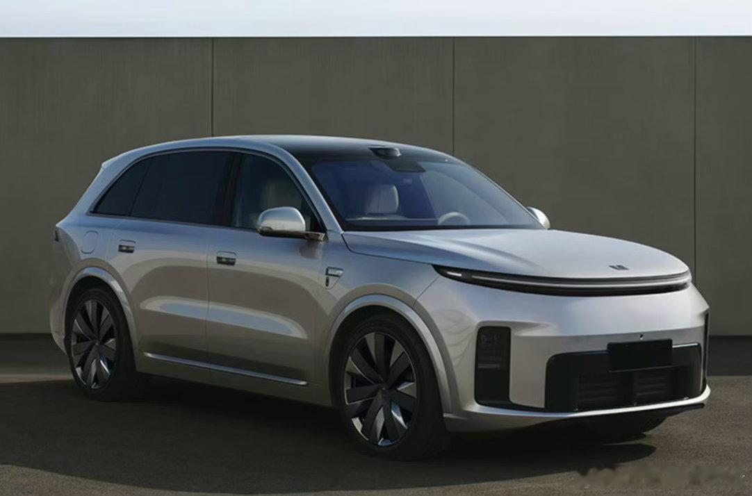 新理想 L8 来了长：5135 宽：2000 高：1800，轴距 3045 mm