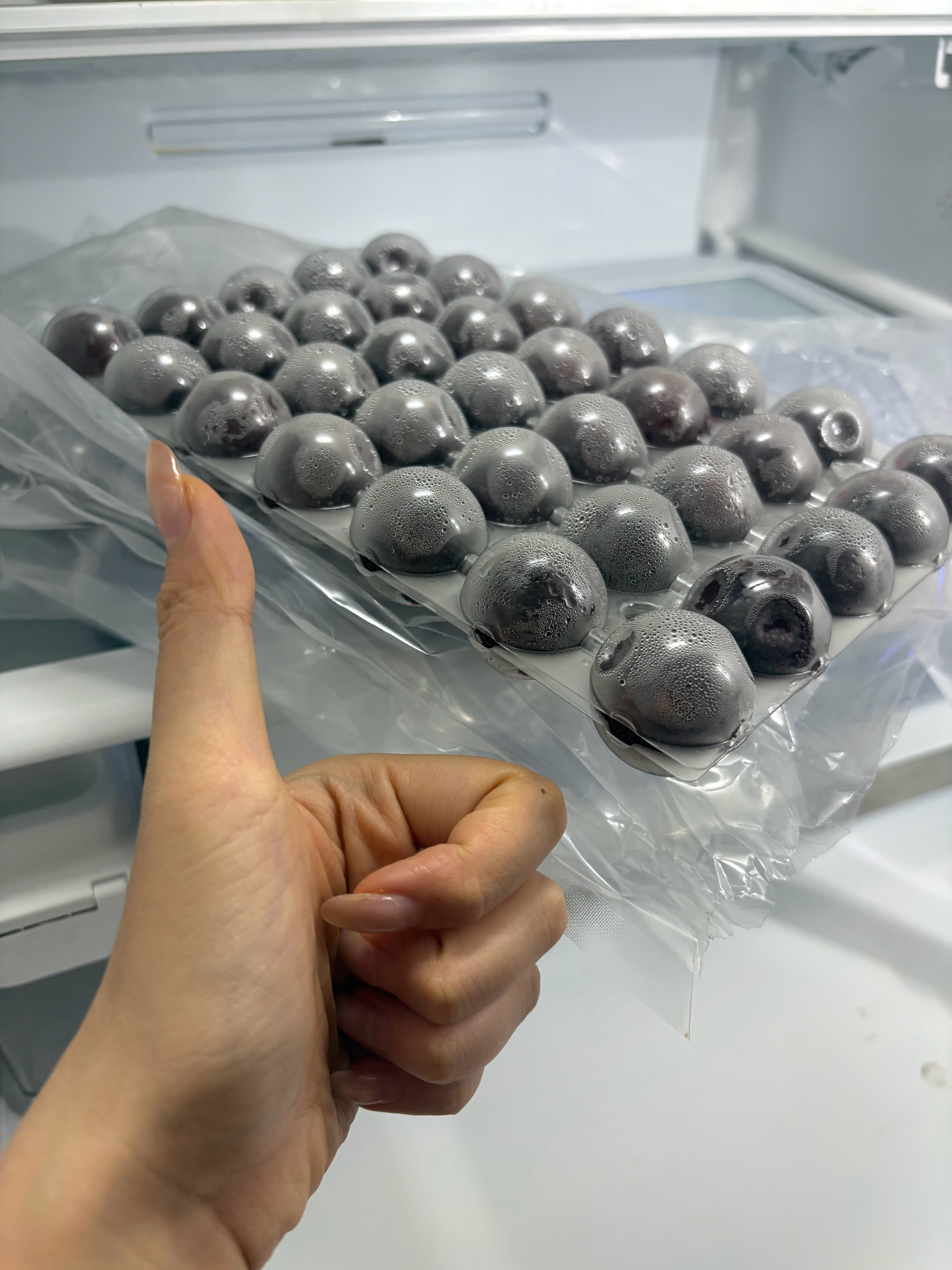 我有个姐们每年这个时节都会给我寄杨梅我们可能一年就联系这么一次但是被记住的感觉真
