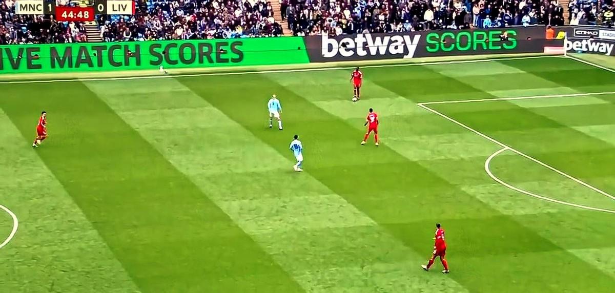 瓜帅停赛看台观战，曼城照样4:0干懵利物浦！

足总杯这场球，斯洛特想玩点花的。