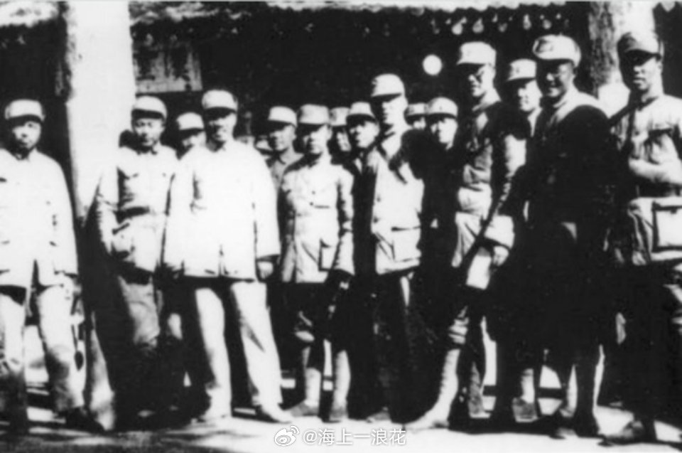 1938年国共东路军将领会议合影1938年3月24日，第二战区东路军总指挥朱德、
