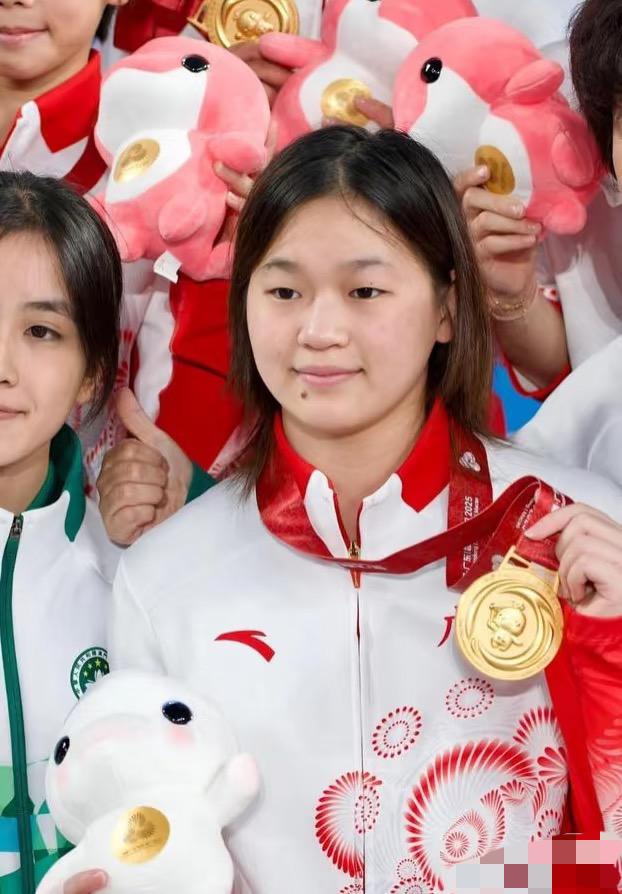 终于明白全红婵为什么不参加单人赛了，
​不是她不想参加，
​而是她不能再参加了。