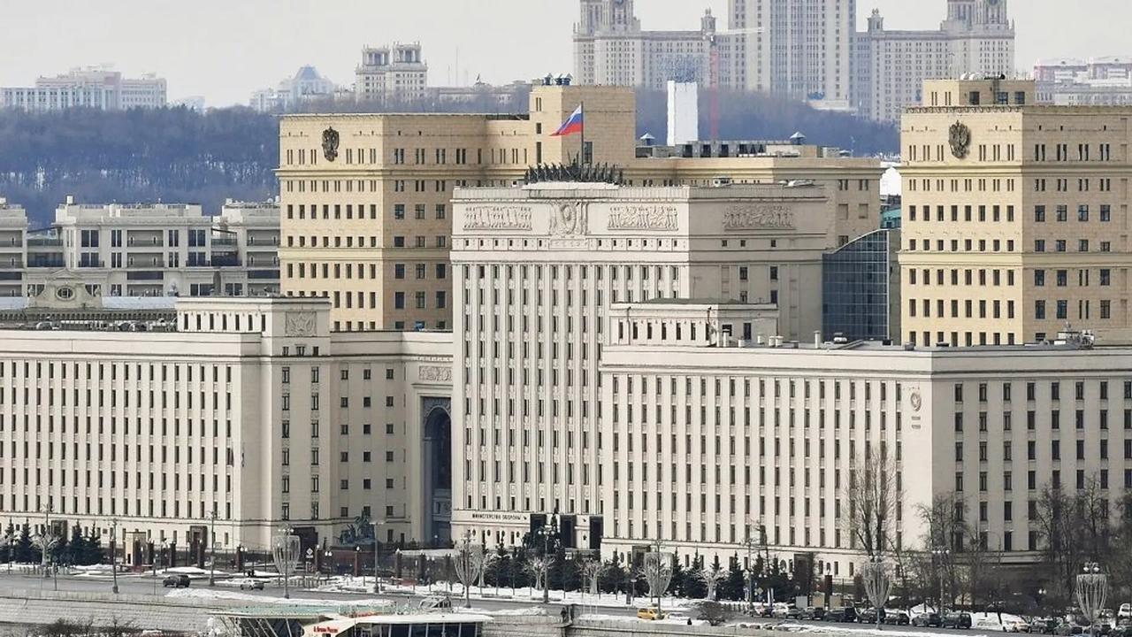 俄罗斯国防部周日发布消息称，基辅政权使用第一视角（FPV）无人机对俄罗斯军事机场