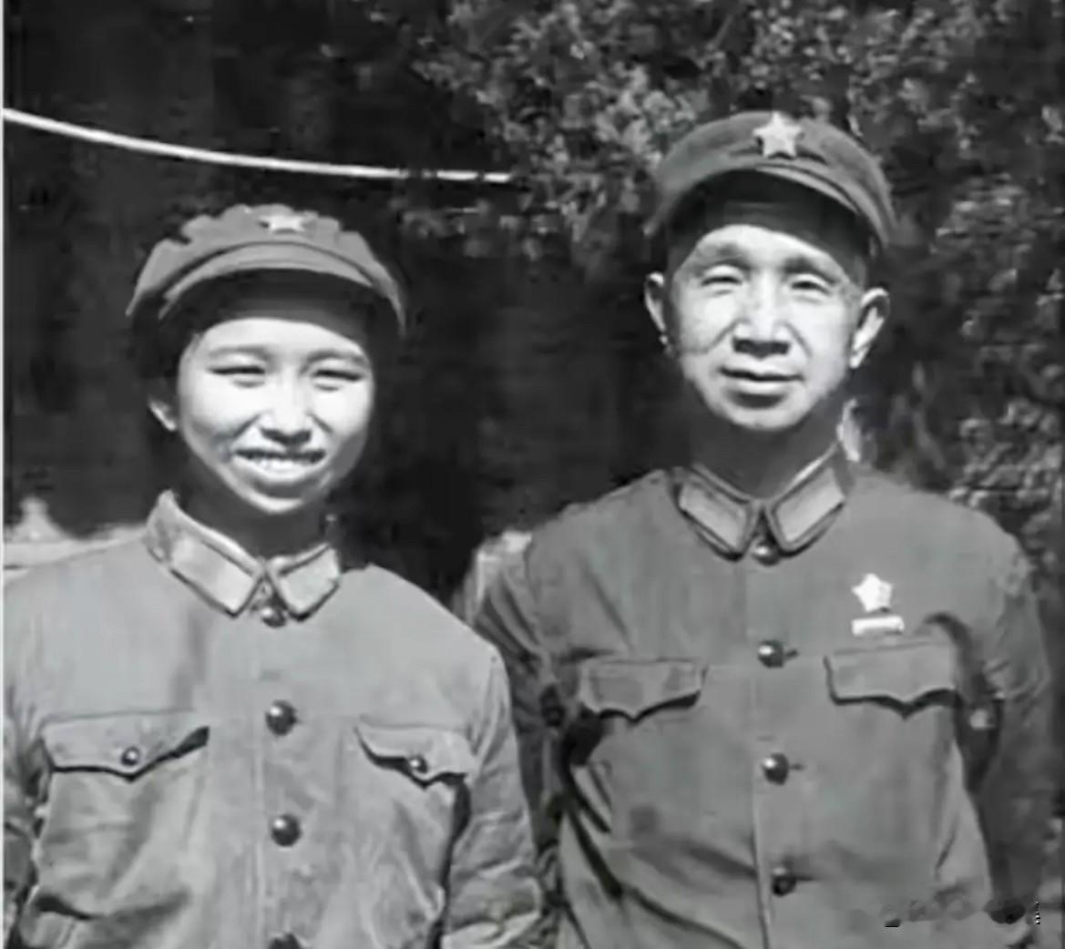 上世纪七十年代，粟裕将军与女儿粟惠宁在一起的合影。粟裕将军对子女一视同仁，不因身