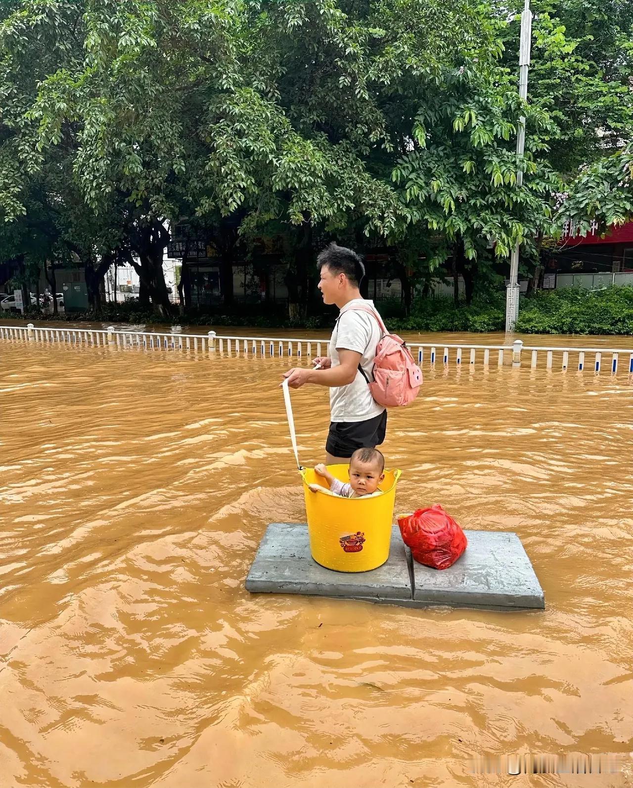 贵港洪水暖心一幕
 
广西贵港遭遇洪涝，小区停水停电被困三天，积水慢慢消退后，一