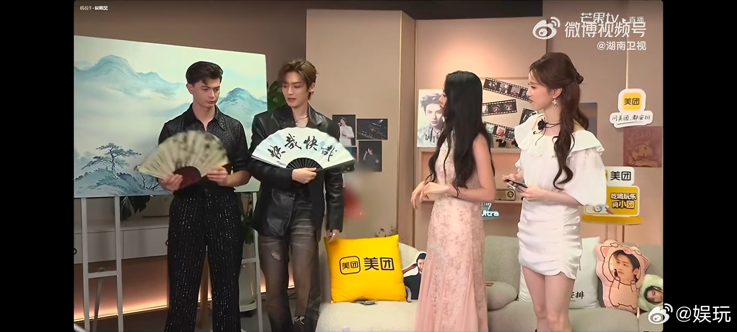 歌手直播侯明昊教艾略特舞扇子歌手2026侯明昊耐心拆解舞扇动作，艾略特认真模仿，