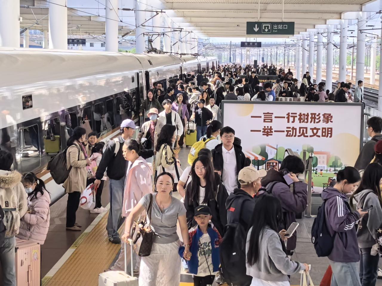 刚刚，全国铁路彻底疯了！2480万人同时开跑，深夜这一幕看哭无数人……
疯了！彻