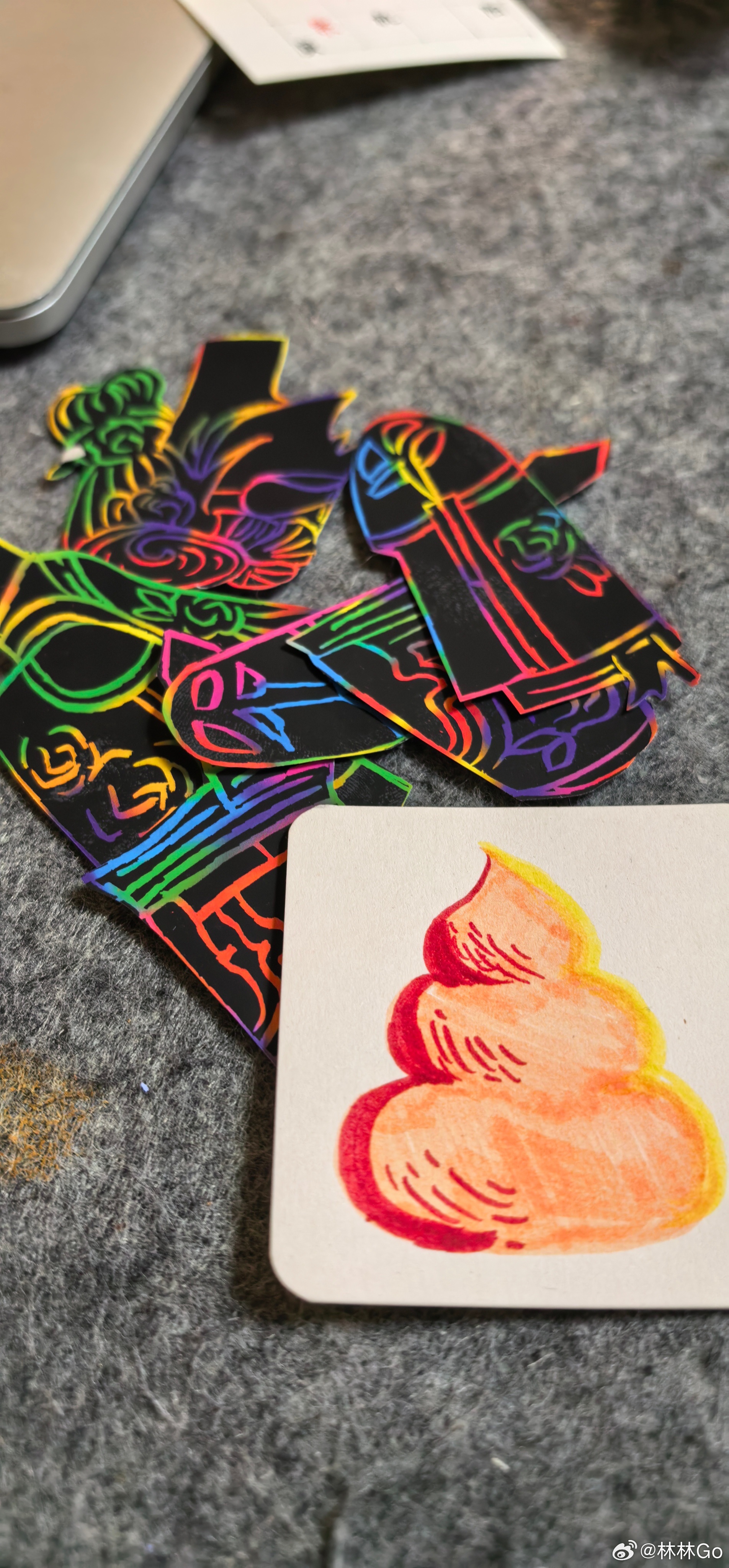 不爱学习的小朋友，有一万种方法打发时间。一听英语，就炸毛。拿几根彩笔，却能刮赤一