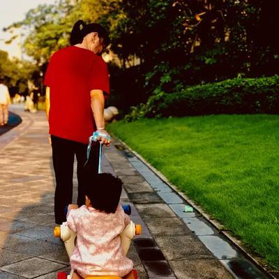 "悲剧还是发生了！"重庆，一位年轻的妈妈穿着一双洞洞鞋，仅仅是想下个楼，结果脚下