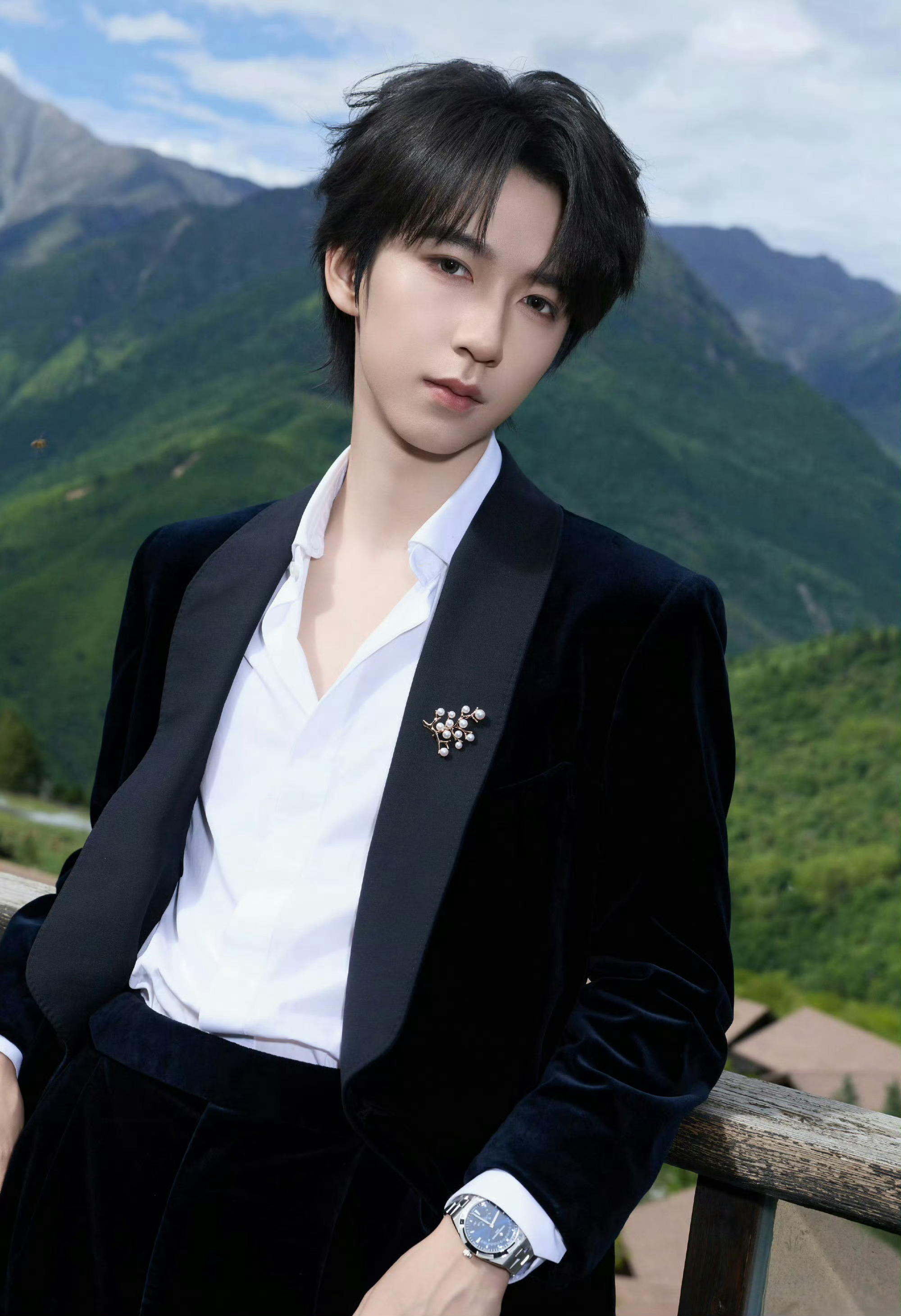 贺峻霖｜VOGUE山谷假日活动第二套造型，黑色丝绒西服套装，搭配Mikimoto