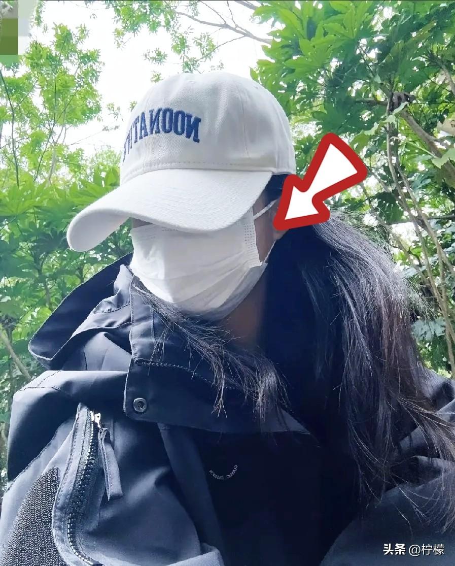 现在女的都挺奇怪的，
不管什么时候出门，
都戴着口罩，一年四季都戴着。

大冬天