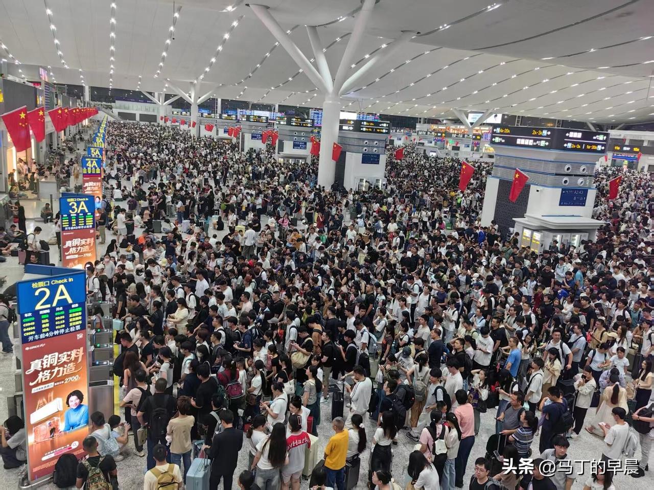 10.1凌晨的深圳北站候车厅连席地而坐都还得找位置……