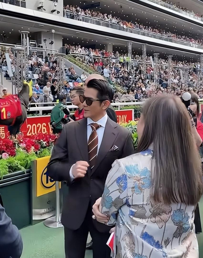 陈冠希怎么老成这样了一直艾特不到他颜值 不过45岁这个样子确实显老了点 ， 看郭