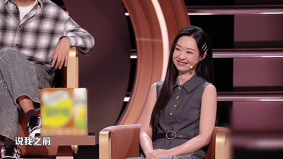 谢依霖回应提问赵丽颖谢依霖澄清颁奖礼提问：有彩排有脚本，自己写的，“有些问题真的