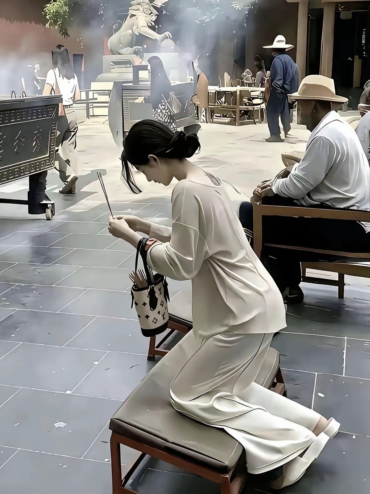 友友头条说：“美如天仙，富得流油，还来拜佛。​求啥呢”？觉得也是，大概求菩萨保佑