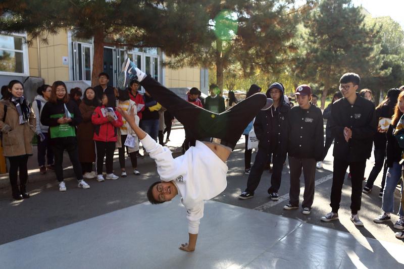 4月25日晚，2026年“粤超”在广州越秀山体育场盛大开幕。这场以“一战城名，粤