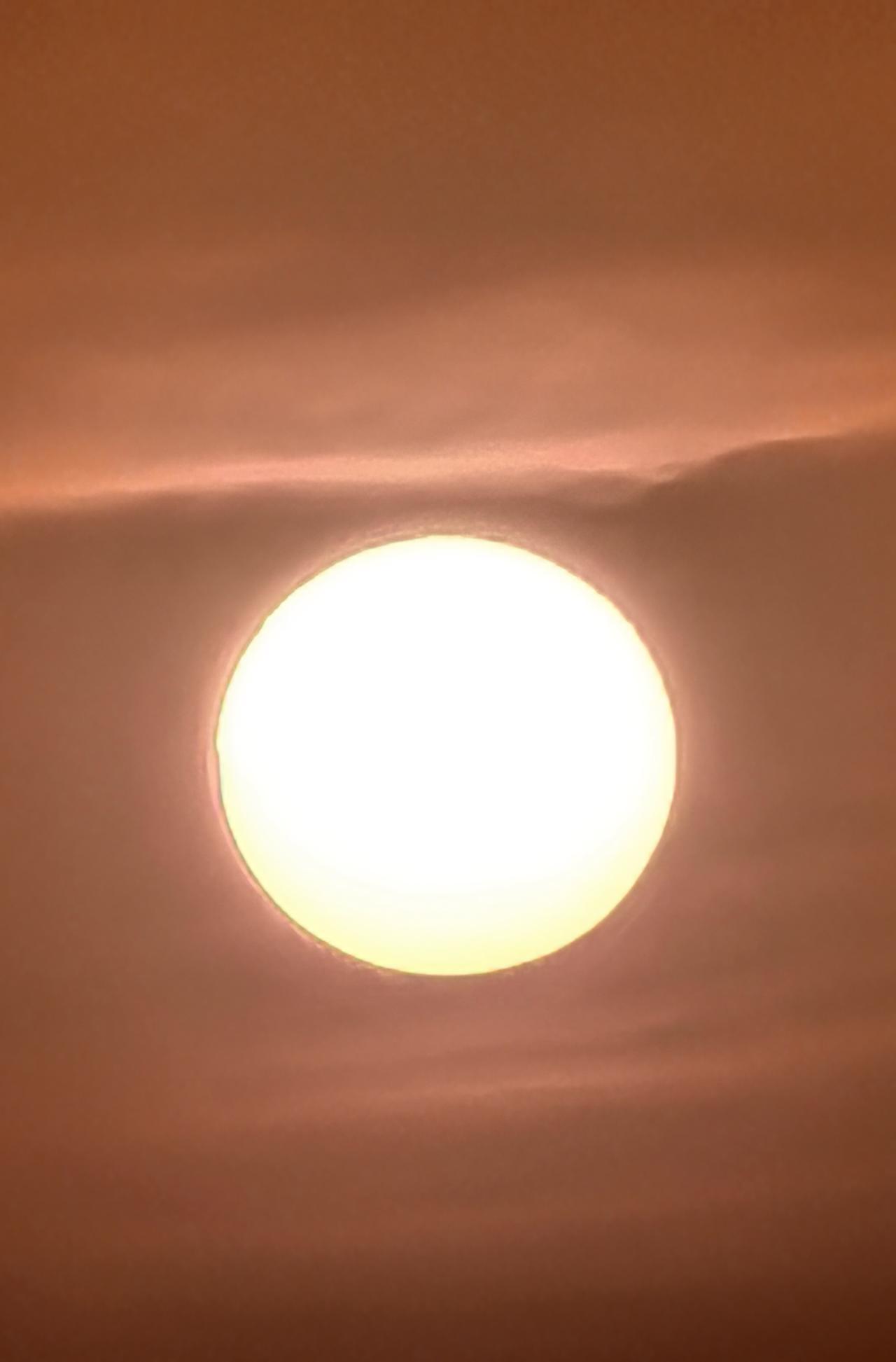 日落时分，暖阳洒满天空，云彩如梦如幻。