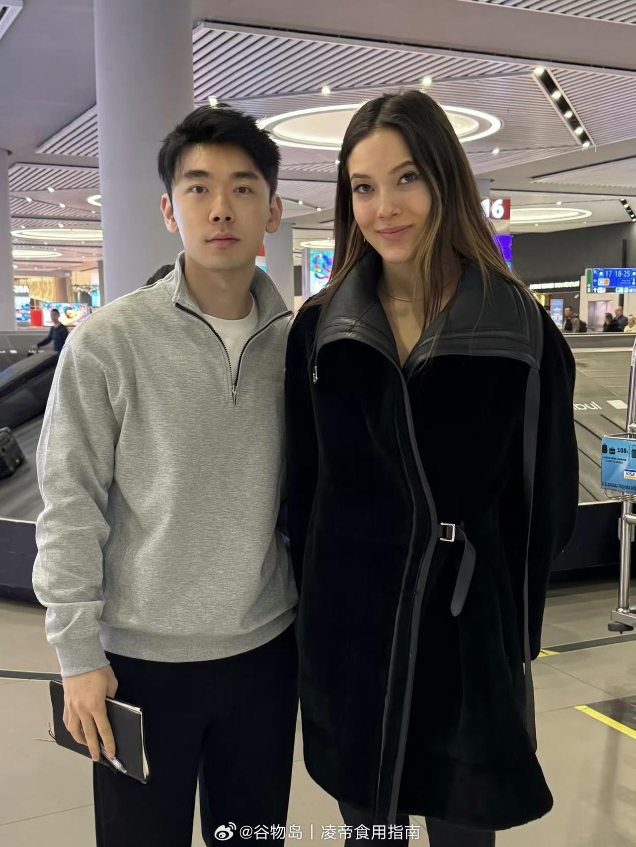 谷爱凌与妈妈谷燕落地伊斯坦布尔机场，被网友发现，求合影得愿所偿。
谷爱凌长途飞行