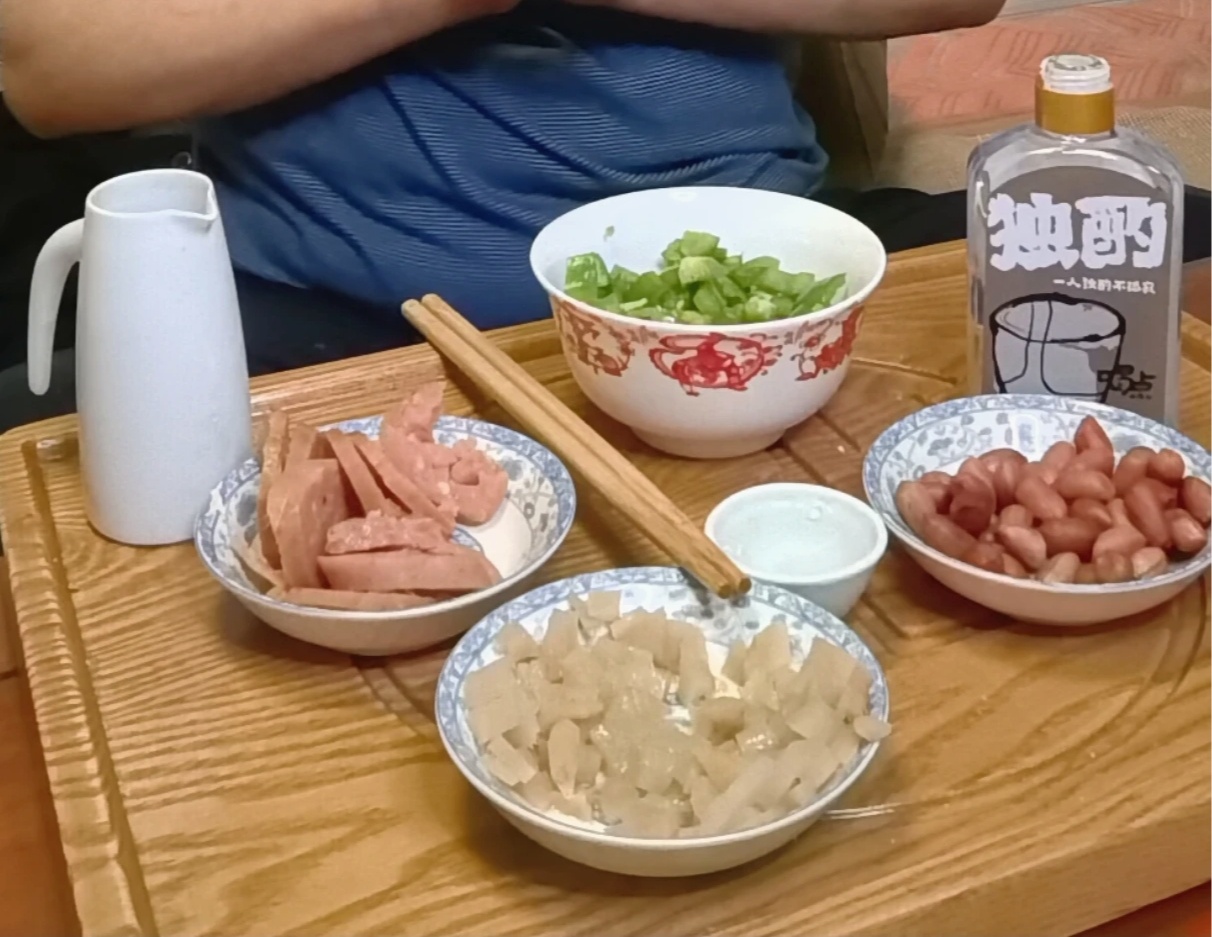 入夜宅家独酌，顺口溜报菜名，4道都不赖待。退休后闲散慵懒，屁股沉，坐下来就不想动
