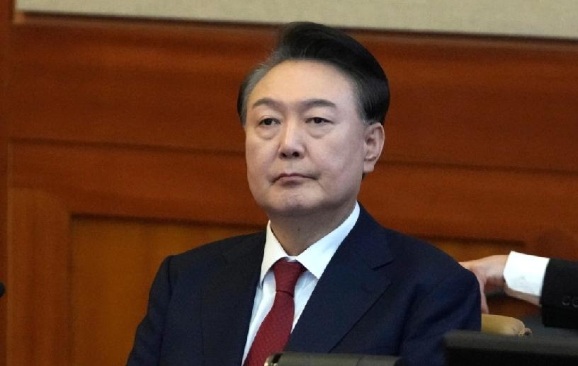 韩国前总统尹锡悦此前因涉嫌犯内乱罪被羁押，今日又被控新罪名“利敌罪”（aidin