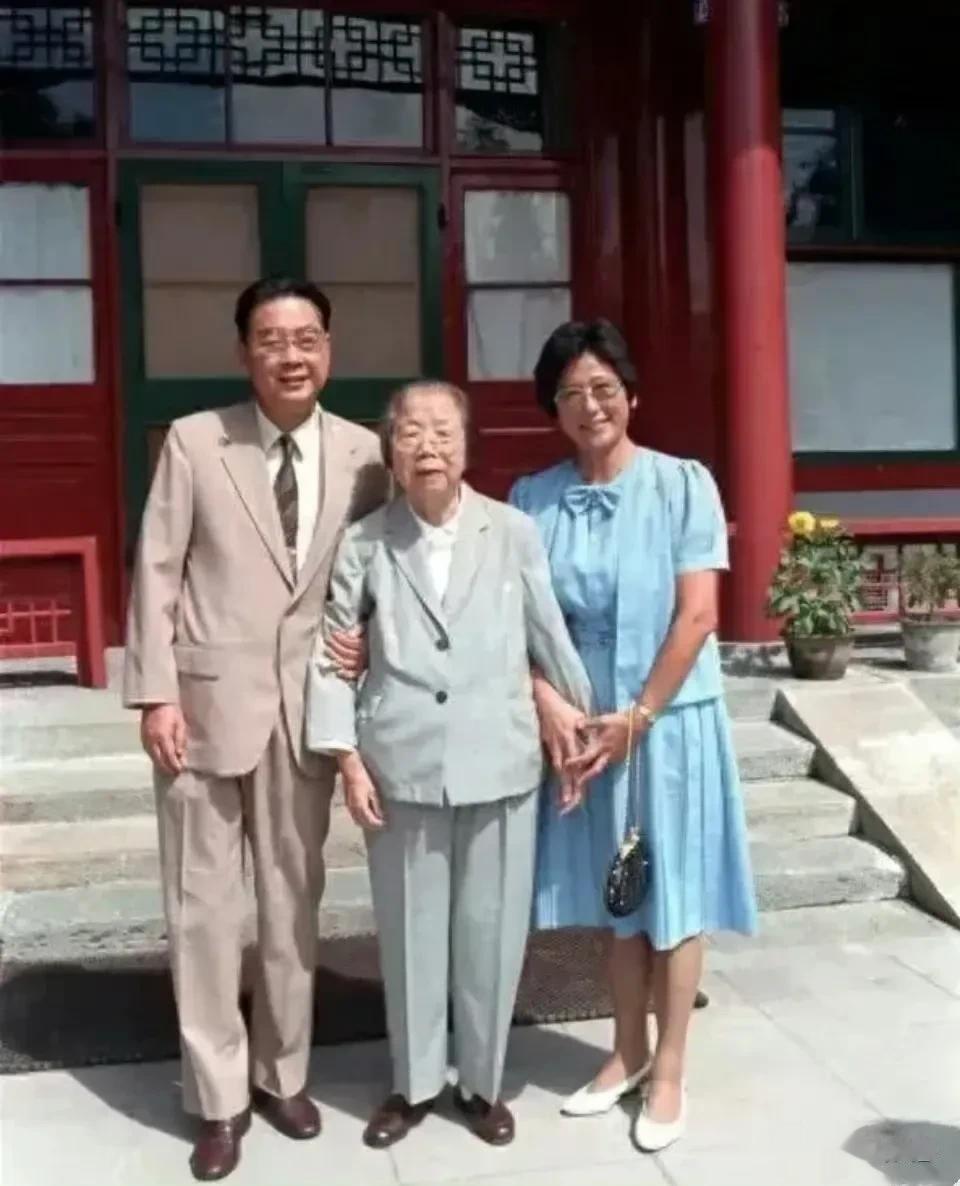 李鹏、邓颖超、李鹏夫人朱琳，这是一张珍贵的照片，拍摄于1986年西花厅。当时李鹏
