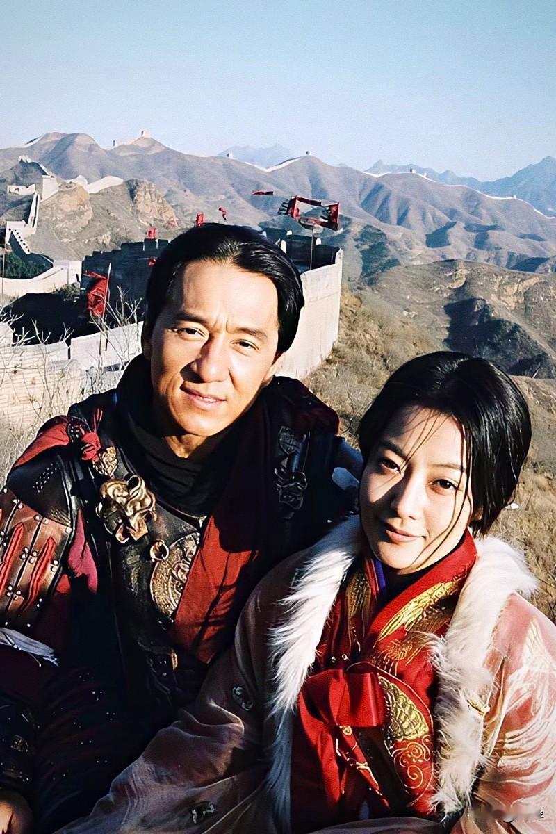 成龙和金喜善拍神话时在长城拍照留念。