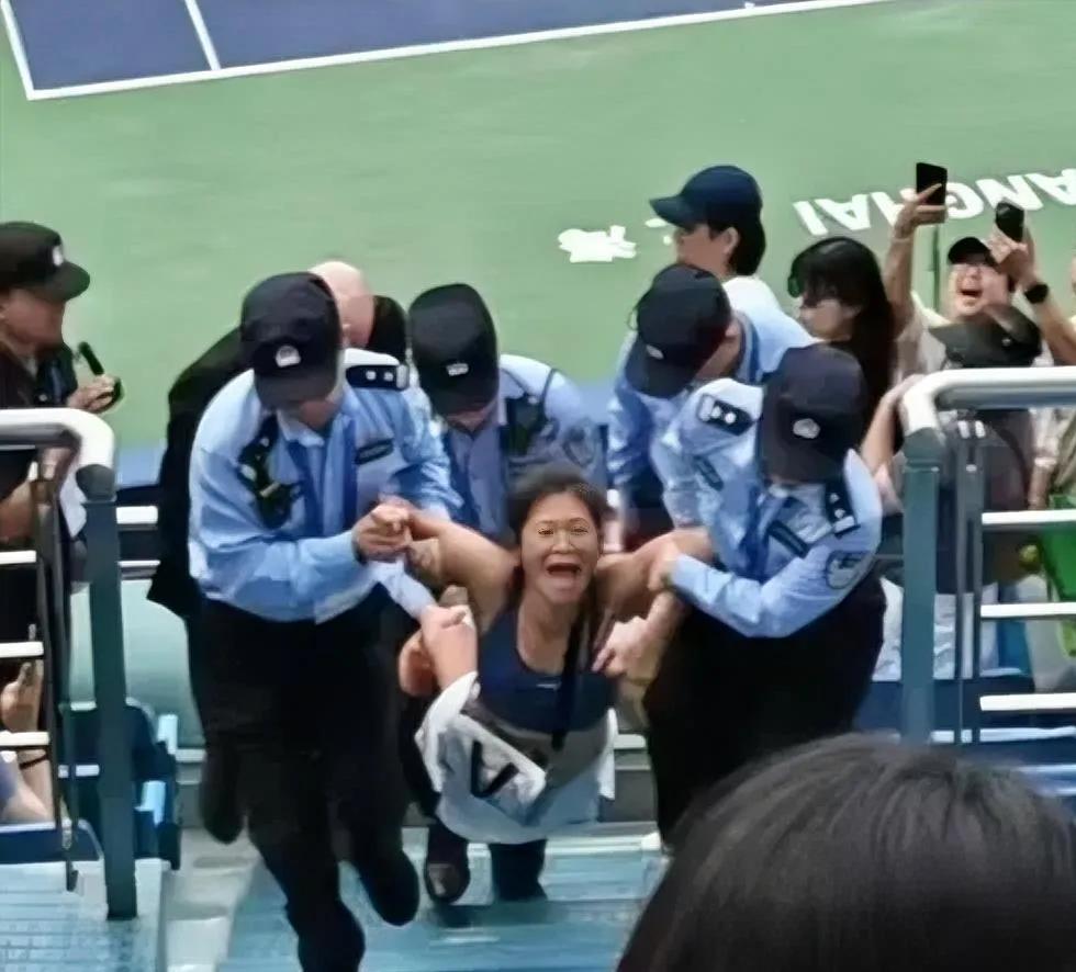 “二鬼子”酒后大闹上海网球赛，手拿外国护照声称自己是外国人，警察劝解无果后，把她
