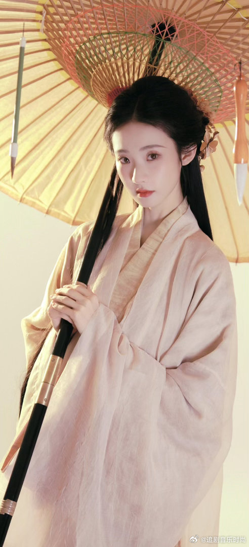 张艺凡上班迷路也不忘饭撒 路痴体质：找不到路。宠粉体质：找得到镜头。张艺凡的两种