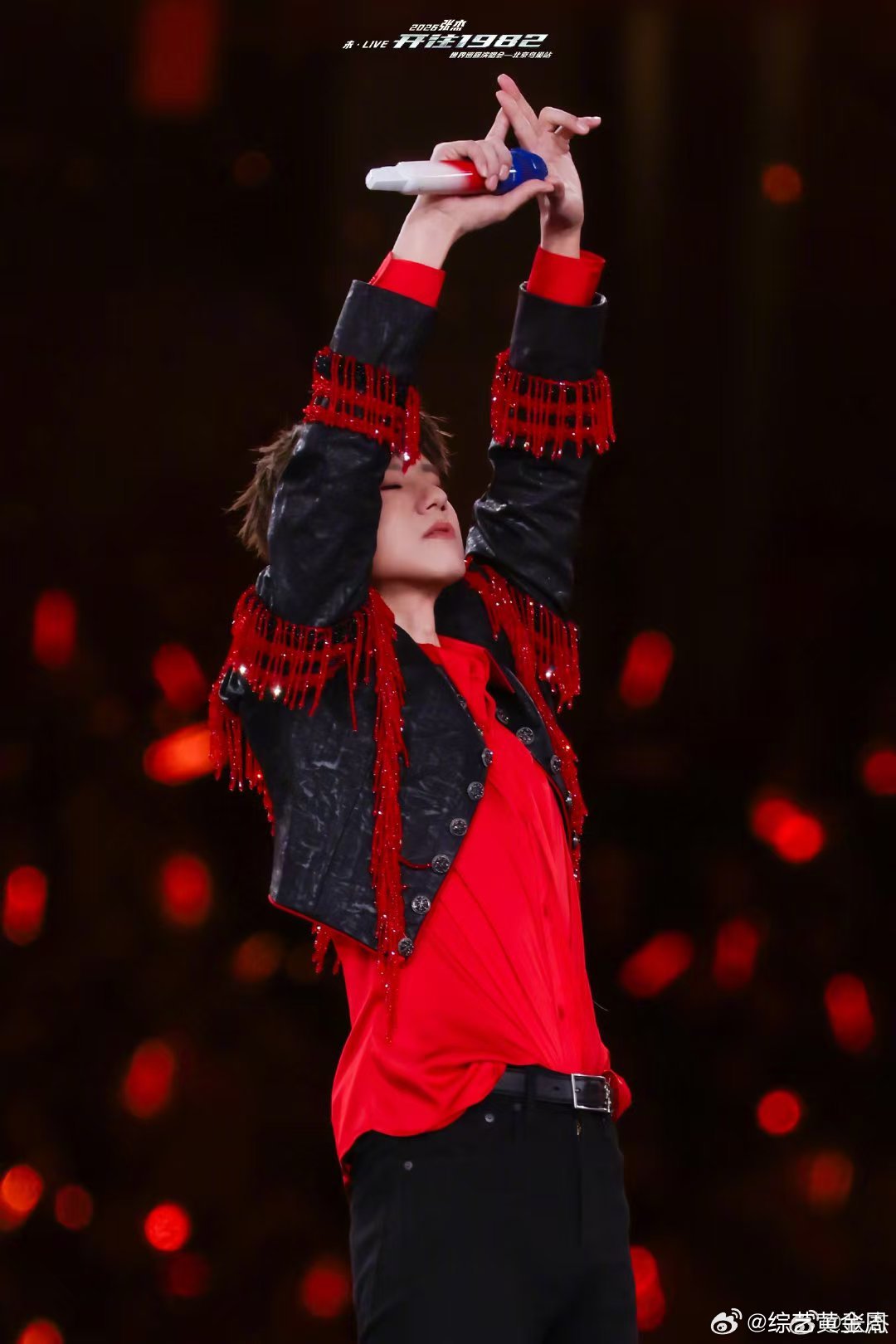 张杰哽咽追忆爷爷 张杰清明前追忆爷爷 谁听了不心疼！张杰唱《树呢》几度哽咽，爷爷