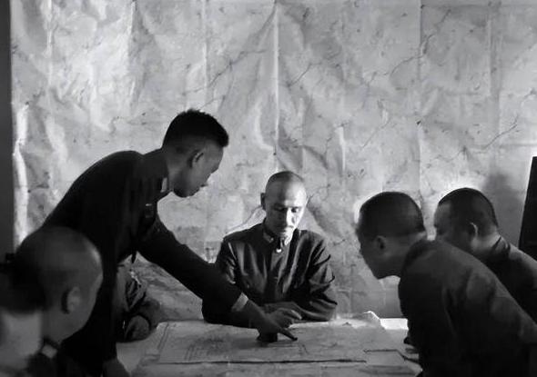 1936年12月25日下午，张学良亲送老蒋回南京，走前，老蒋对张学良说：“汉卿，