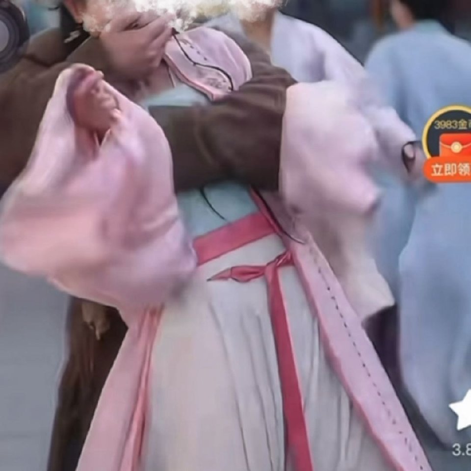 曝短剧出现男演员揩油镜头这也太明显了吧谁来为这个无辜的女演员发声 