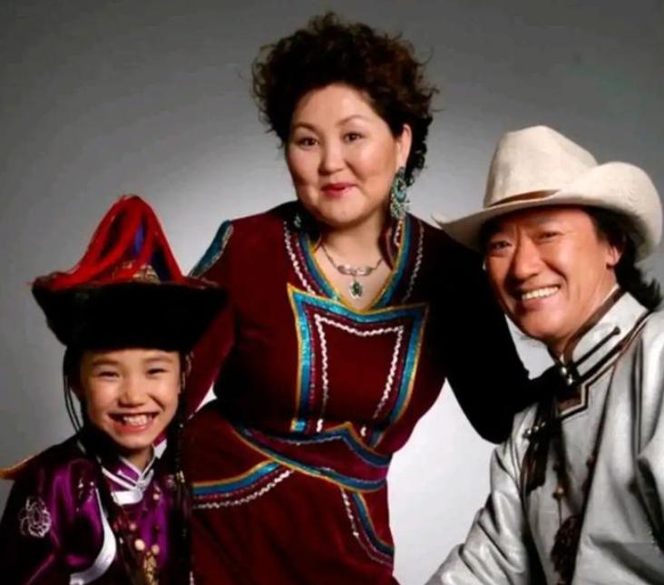 吉祥三宝爆红20年，乌日娜再登春晚：丈夫去世女儿远嫁，物是人非。

2026年央