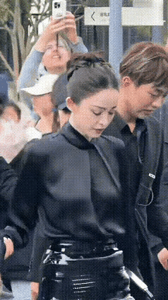 娜扎啥也没露，衣服捂的严严实实的，但是这丝毫掩盖不住她的性感。