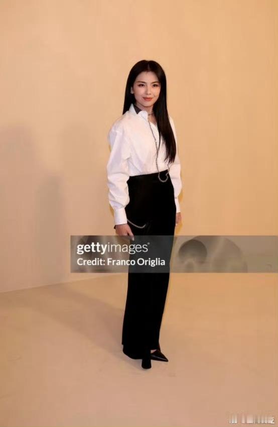 刘涛扛住了G社镜头谁被首映现场的状态美到了！亮相朱塞佩·托纳多雷纪录片全球首映，