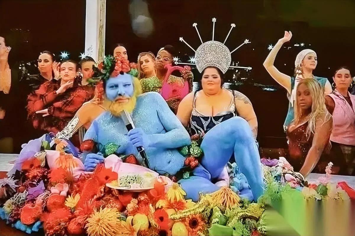 蓝精灵又上热搜？

先别急着吐，我重刷三遍，鸡皮疙瘩掉一地。

巴黎奥运那坨蓝，