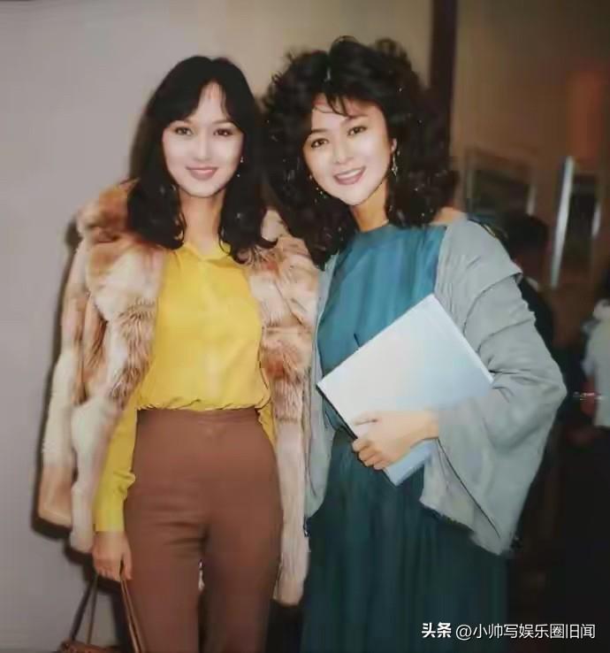 关之琳与赵雅芝罕见合照曝光，一个是香江第一美女，一个是古装第一美人，比美在所难免