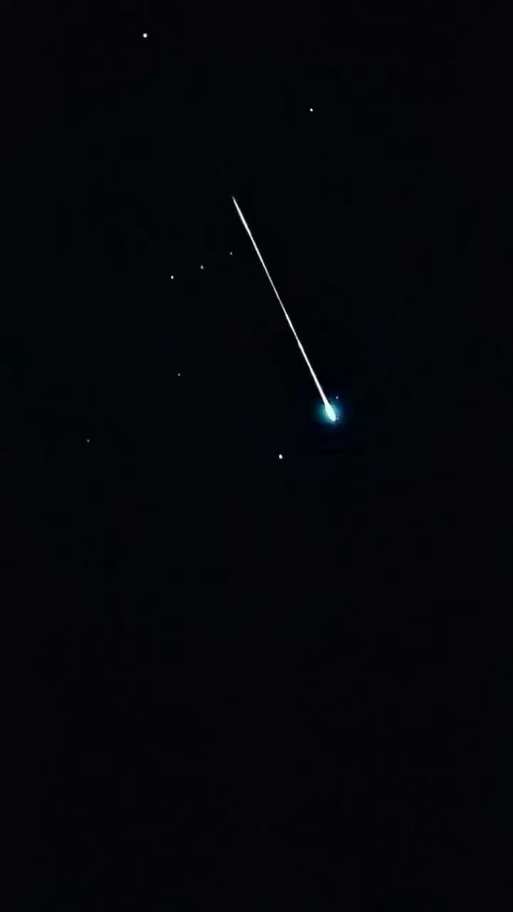 在朋友圈保存的流星图！好震撼啊啊啊啊啊 我从来没看见过 最近大家都在看流星也 广