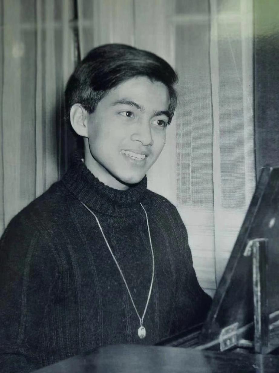 曾经是个文艺小青年的西哈莫尼，他的盛世美颜赛过大明星。
他有八分之一的中国血统，