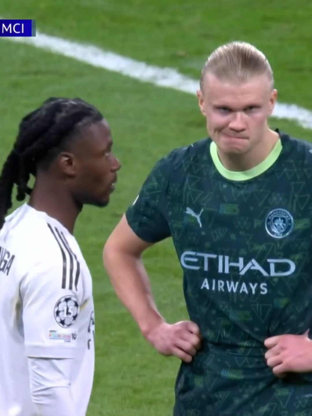 卡马文加防守哈兰德时的眼神： 