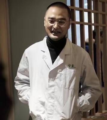 “身家8个亿”的北京协和医学博士冯唐，再次语出惊人：“越老越发现，人生第一件要紧