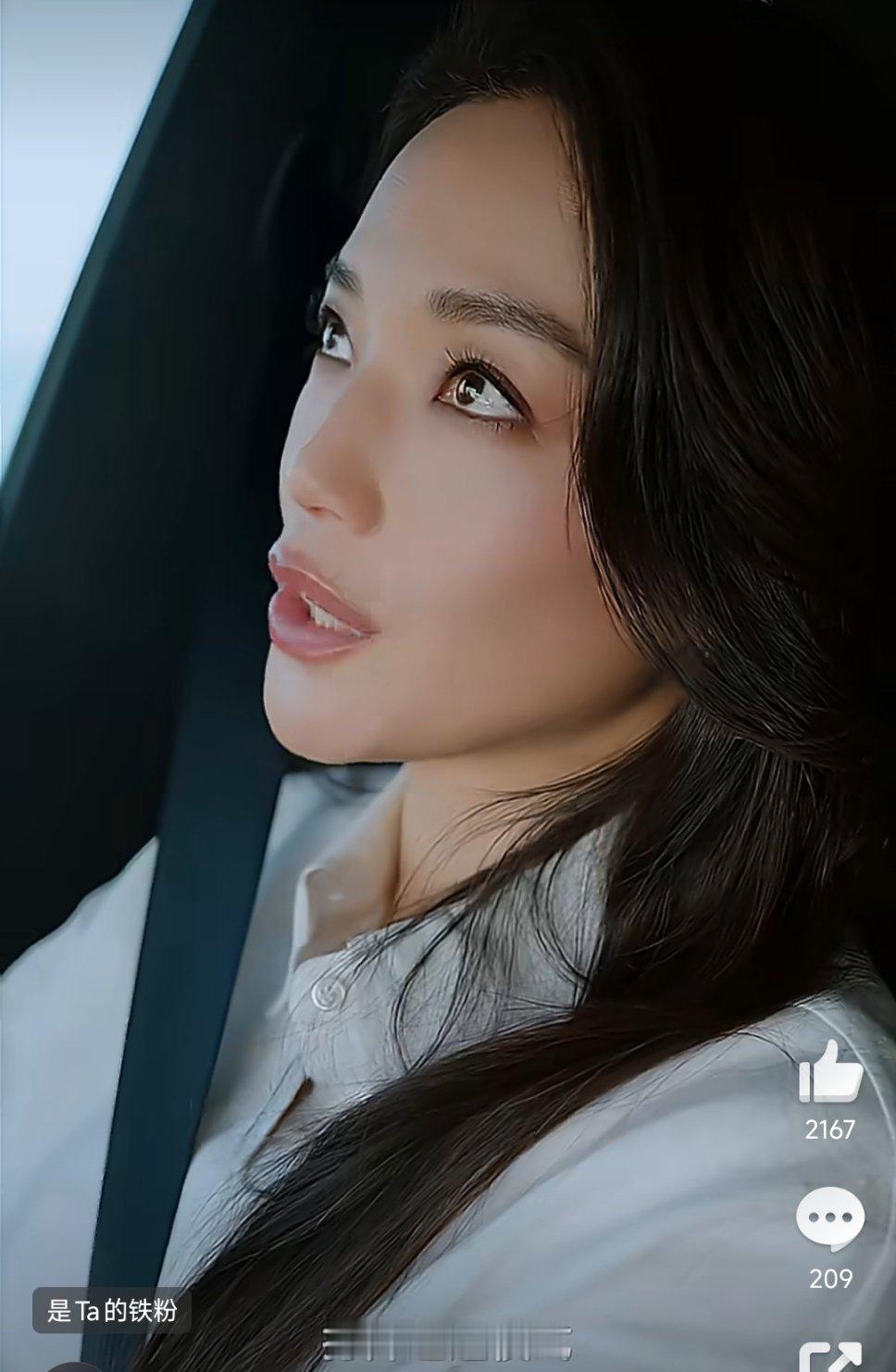 舒淇拍SU7用数十秒短片还原真实出行场景，雨天湿滑模式，通透模式，零重力座椅，全