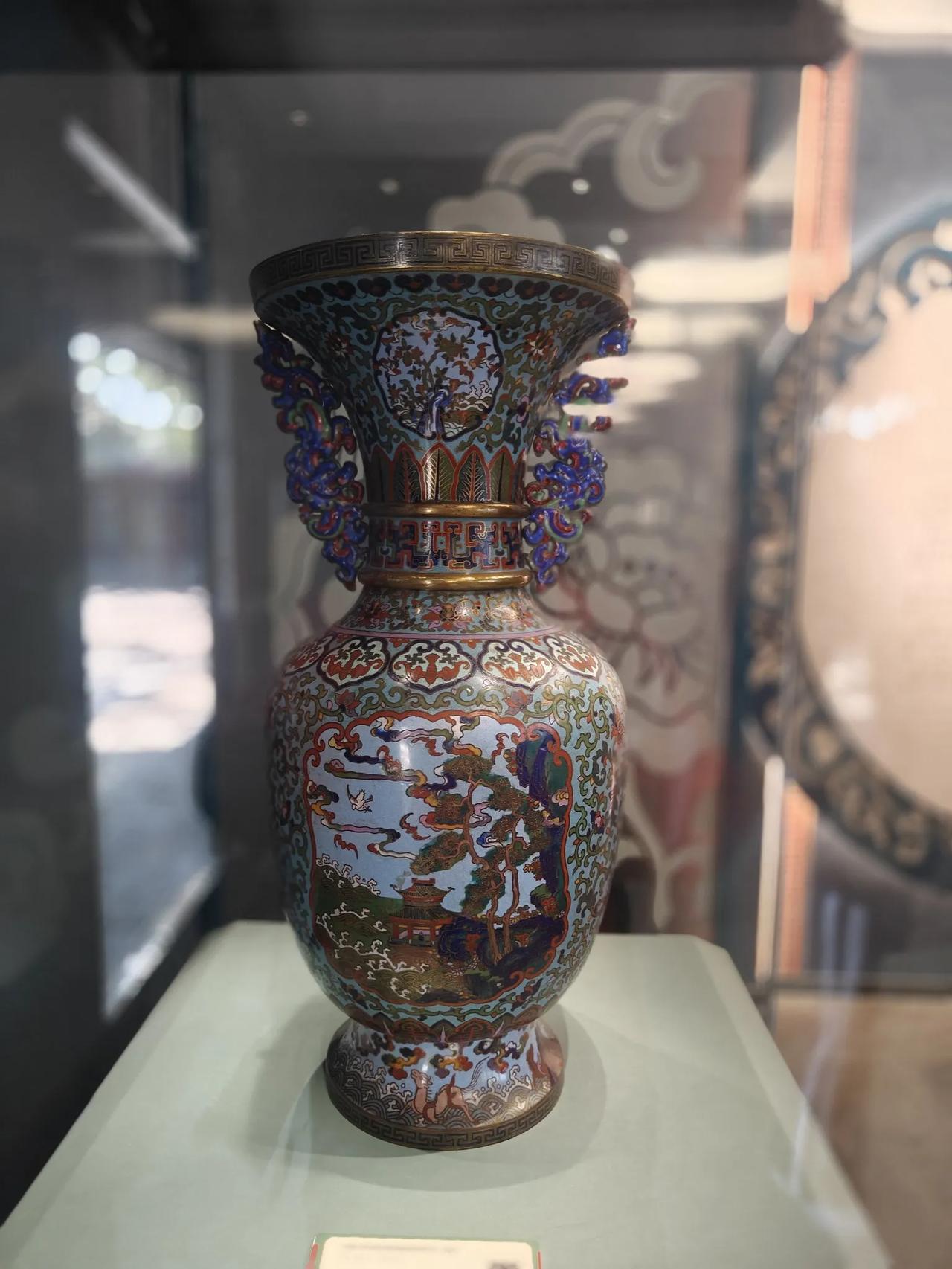 凌源牛河梁高铁站太小了，候车根本没有座，而且预留车票太少，不少人买不到票，都去临