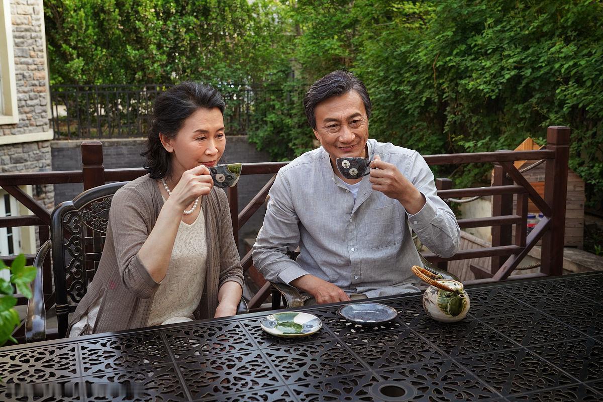 古人的浪漫，藏在诗词里；
今人的幸福，藏在日常里。
不必羡慕别人的生活，你也有自