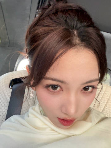 代露娃[超话]代露娃超甜wink 今晚微博视界大会又能蹲代露娃的红毯亮相啦，回看
