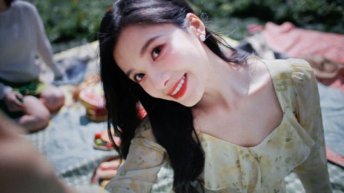 张婧仪，古希腊掌管花草木的神明[泪]啊啊好有氛围感[悲伤][悲伤]此女是春天的神