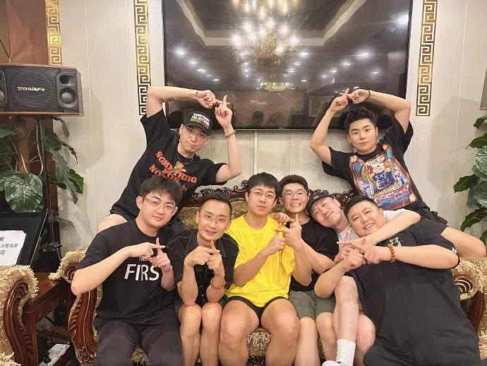 这张照片是德云社九字科第一批弟子的合影，他们被称为''头九''，是德云社的中坚力