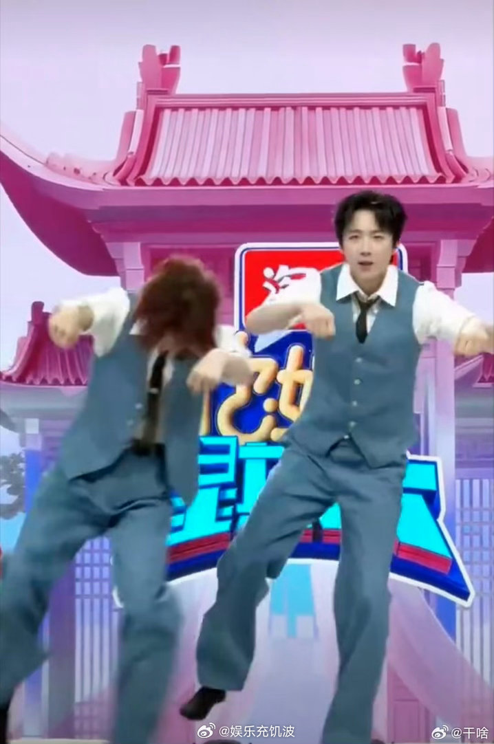 刘宇宁丁程鑫cha摩托摇你好星期六配合默契毫无违和感，舞蹈呈现又帅又有趣 