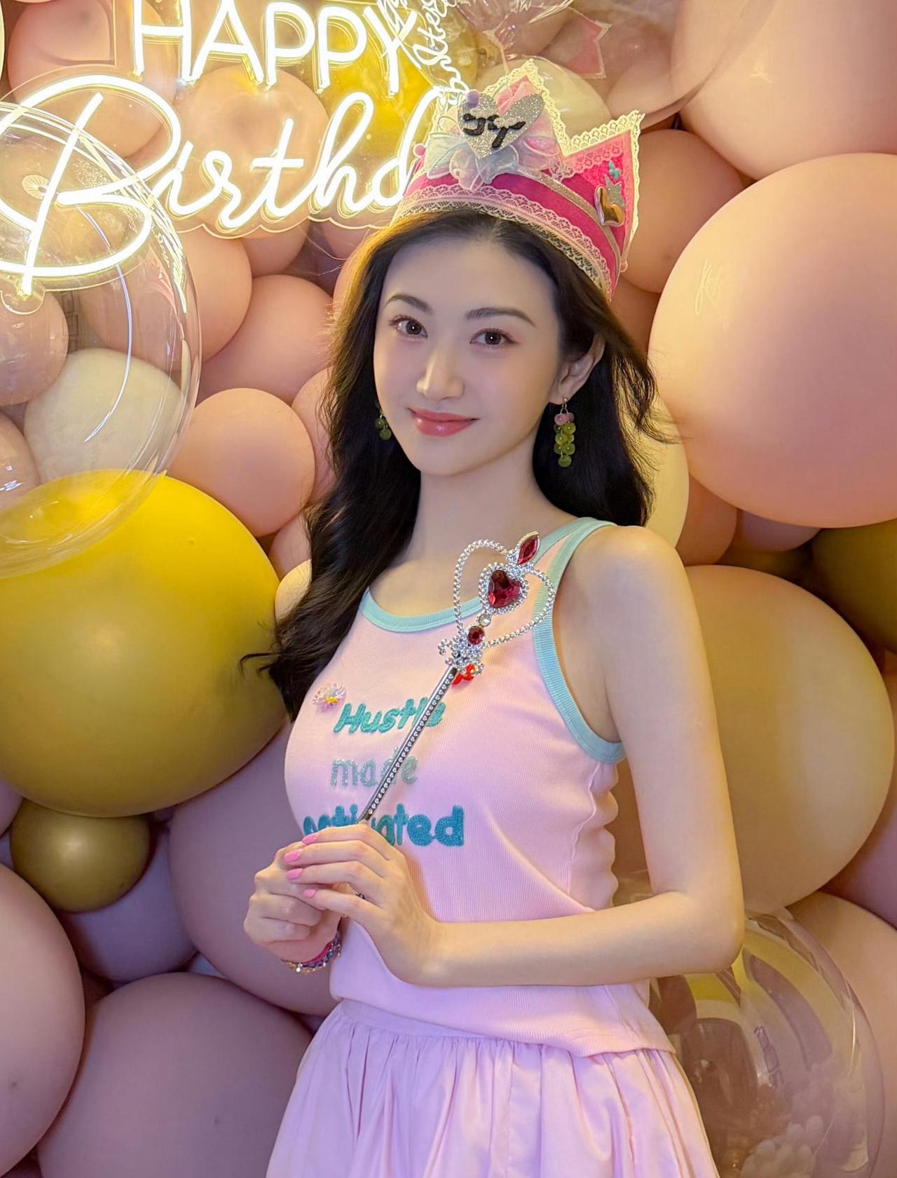 景甜 x 最新一组生日营业照🎂景甜一口气发了36张照片 ​​​