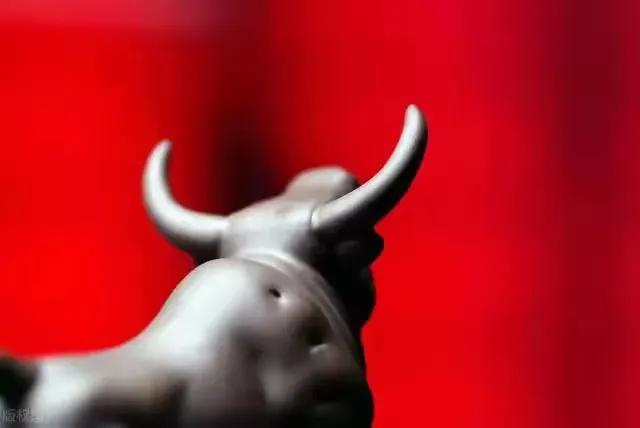    即便是十年一遇的大牛市，大家也不要眼睛发红，还是要冷静，把手里的好股票捂严